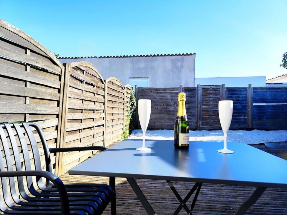 Santorini, Relaxing Spa, Terrace and Parking Apartment in Poitiers