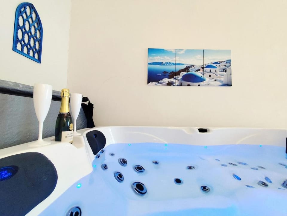 Santorini, Relaxing Spa, Terrace and Parking Apartment in Poitiers