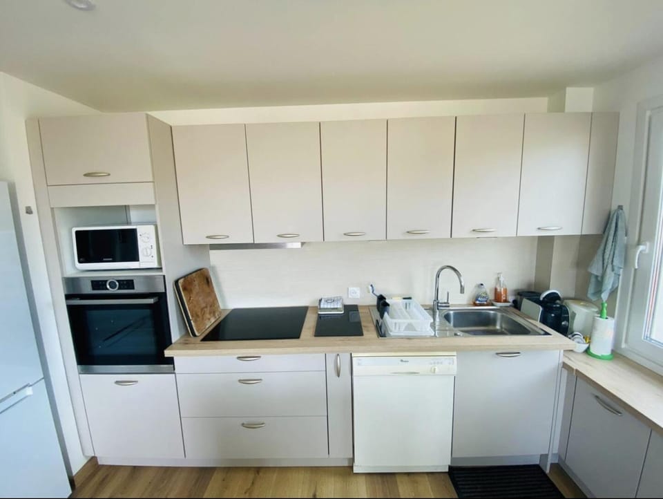Coffee/tea facilities, Kitchen or kitchenette, dishwasher, oven, stove, toaster