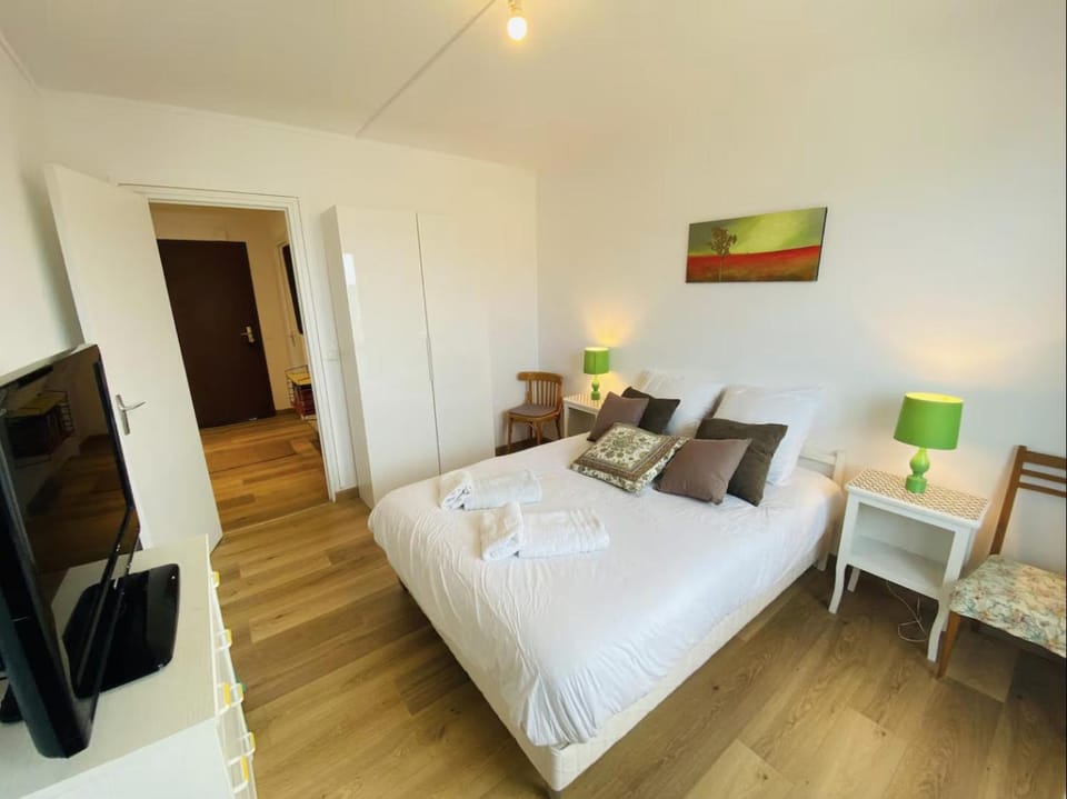 Bed, TV and multimedia, Photo of the whole room, Bedroom