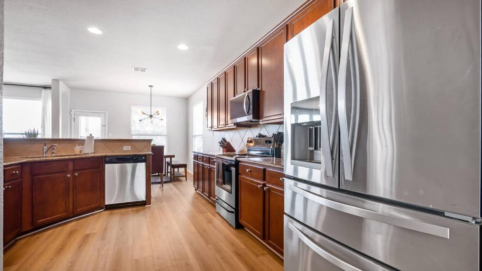 Kitchen or kitchenette, storage, kitchen