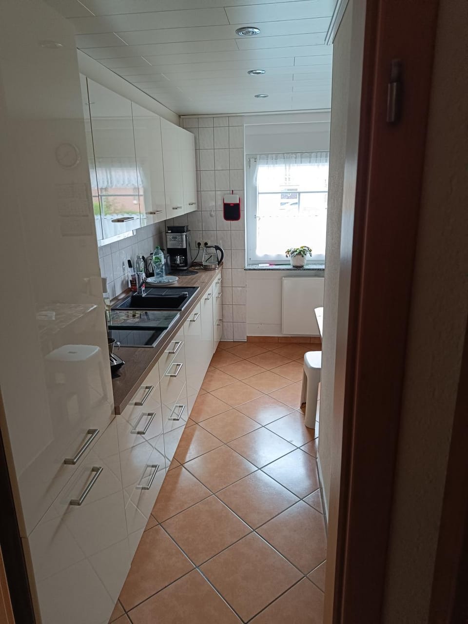 Kitchen or kitchenette, dishwasher, stove