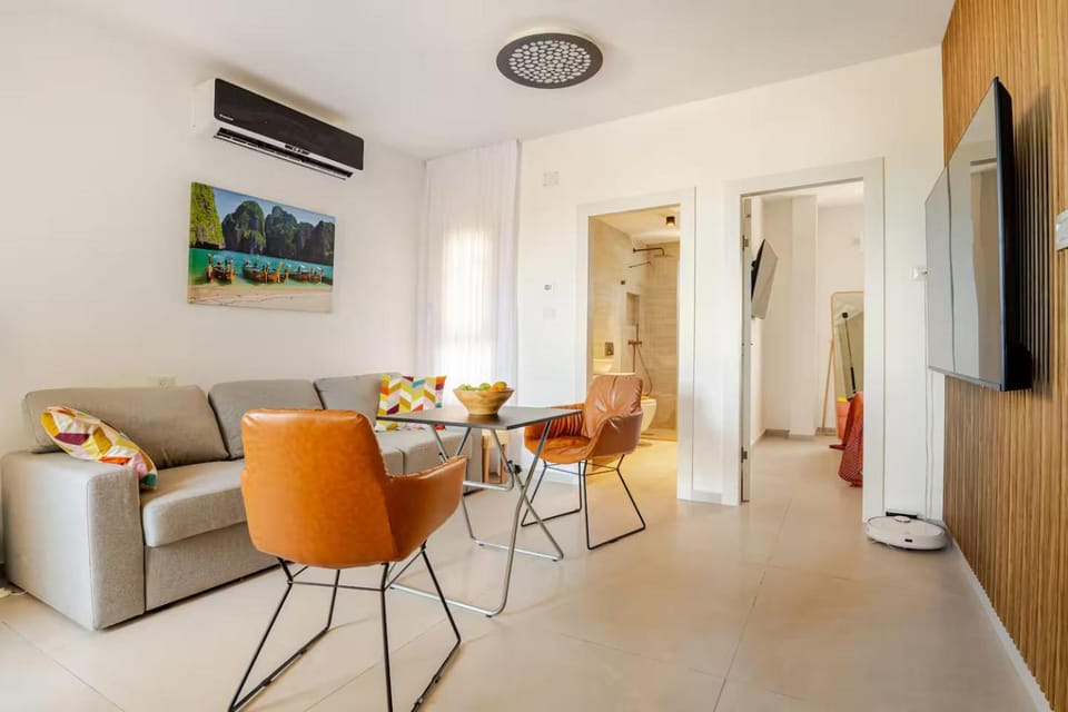 TV and multimedia, Living room, Seating area, Dining area, air conditioner