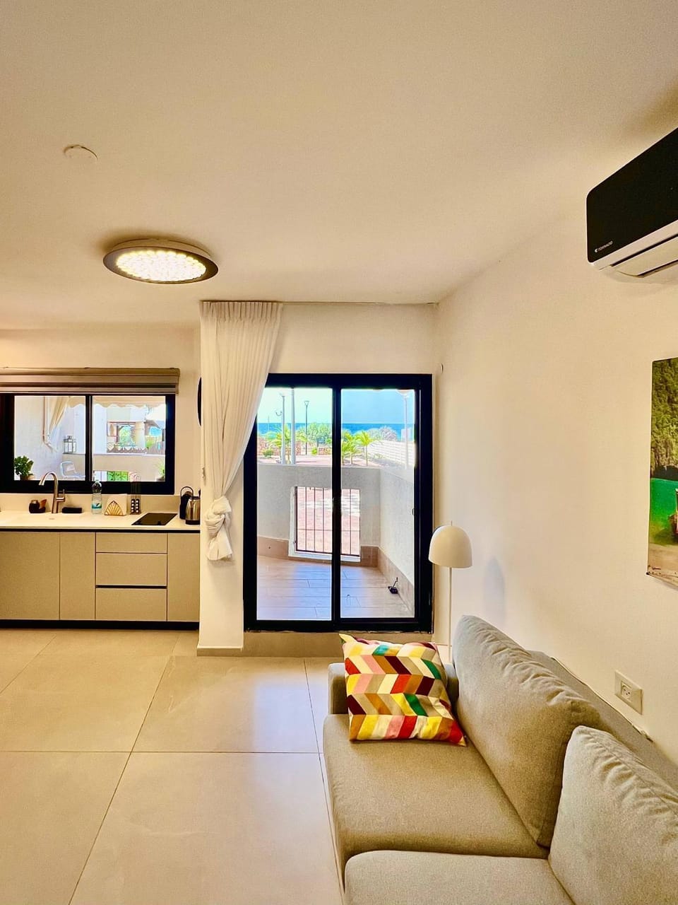 Balcony/Terrace, Living room, Photo of the whole room, Seating area, Sea view, kitchen, air conditioner