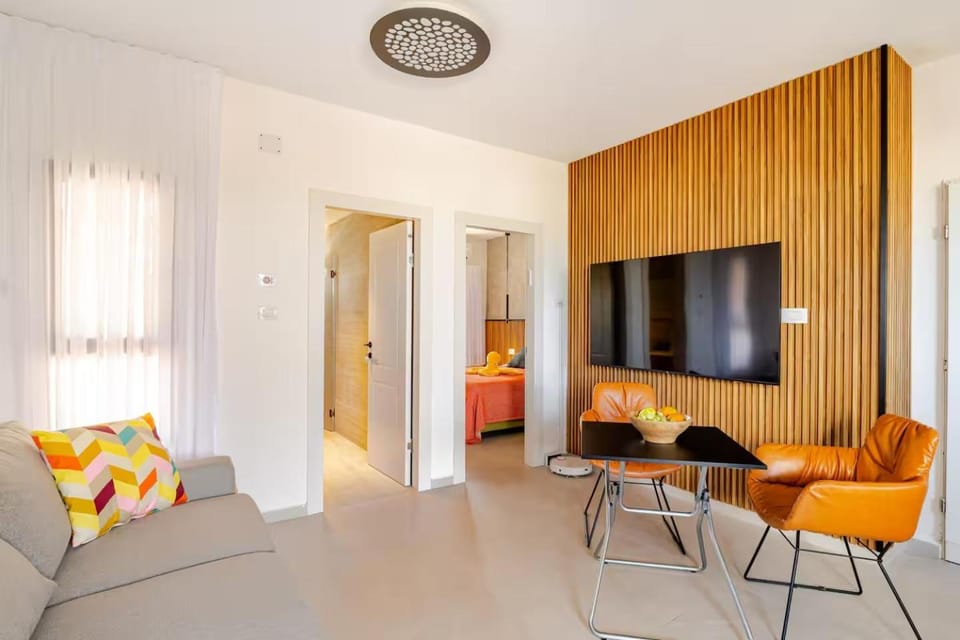 TV and multimedia, Living room, Photo of the whole room, Seating area, Bedroom