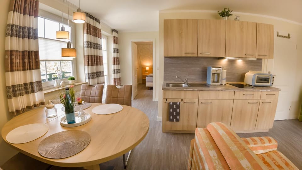 Coffee/tea facilities, Kitchen or kitchenette, Dining area