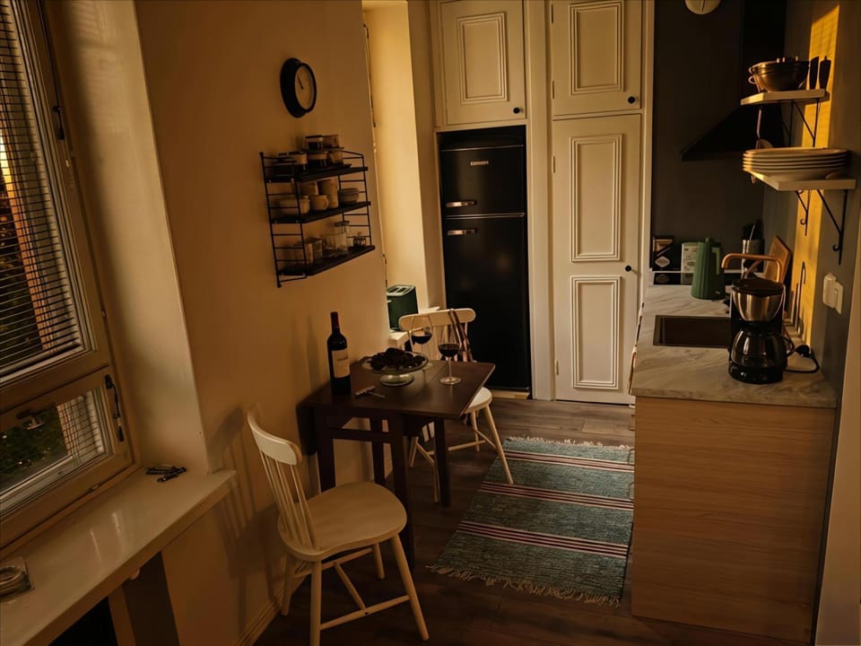Kitchen or kitchenette, Dining area