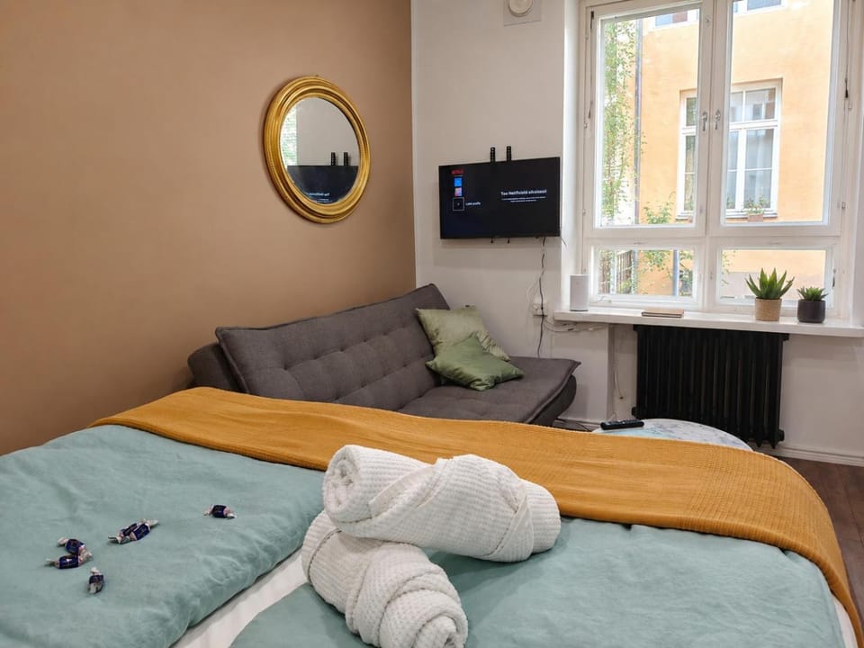 Bed, TV and multimedia, Photo of the whole room