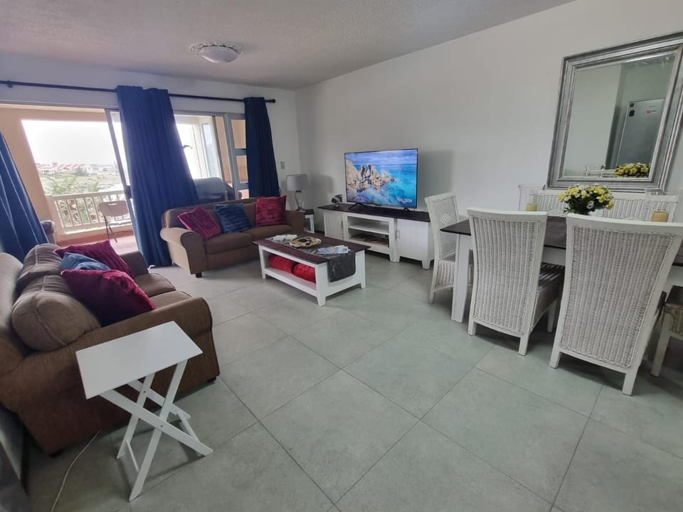 Communal lounge/ TV room, TV and multimedia, Living room, Dining area