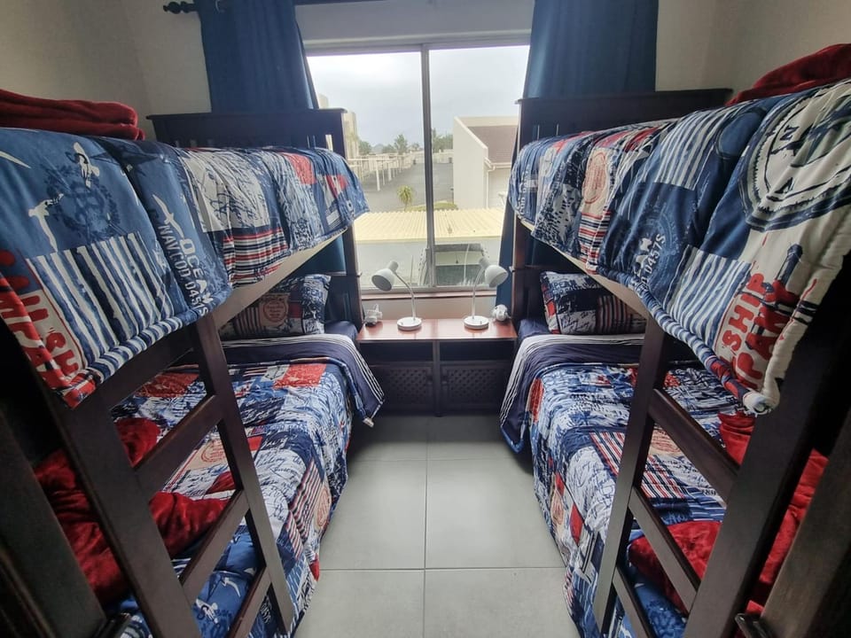 Bedroom, bunk bed