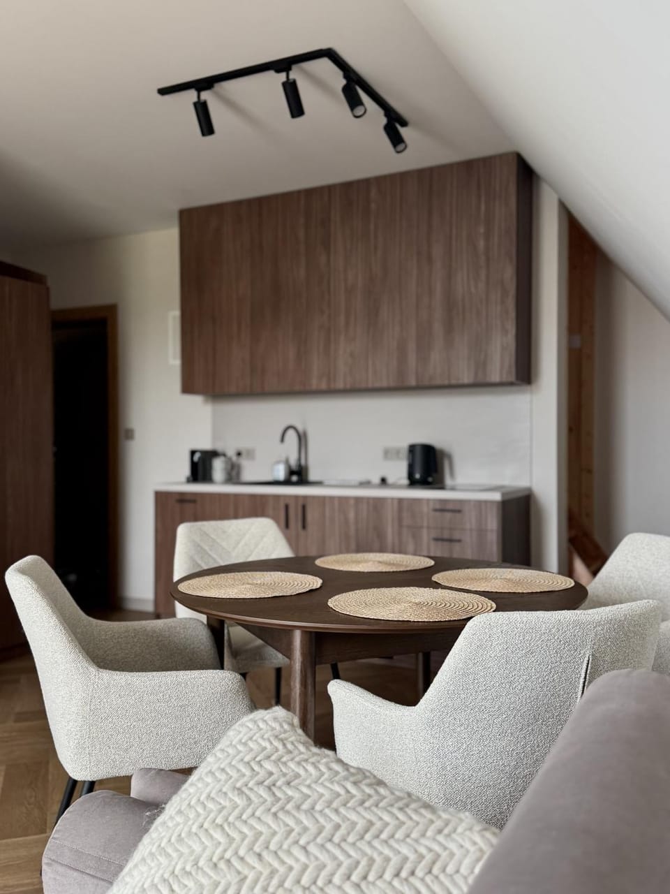 Coffee/tea facilities, Kitchen or kitchenette, Seating area
