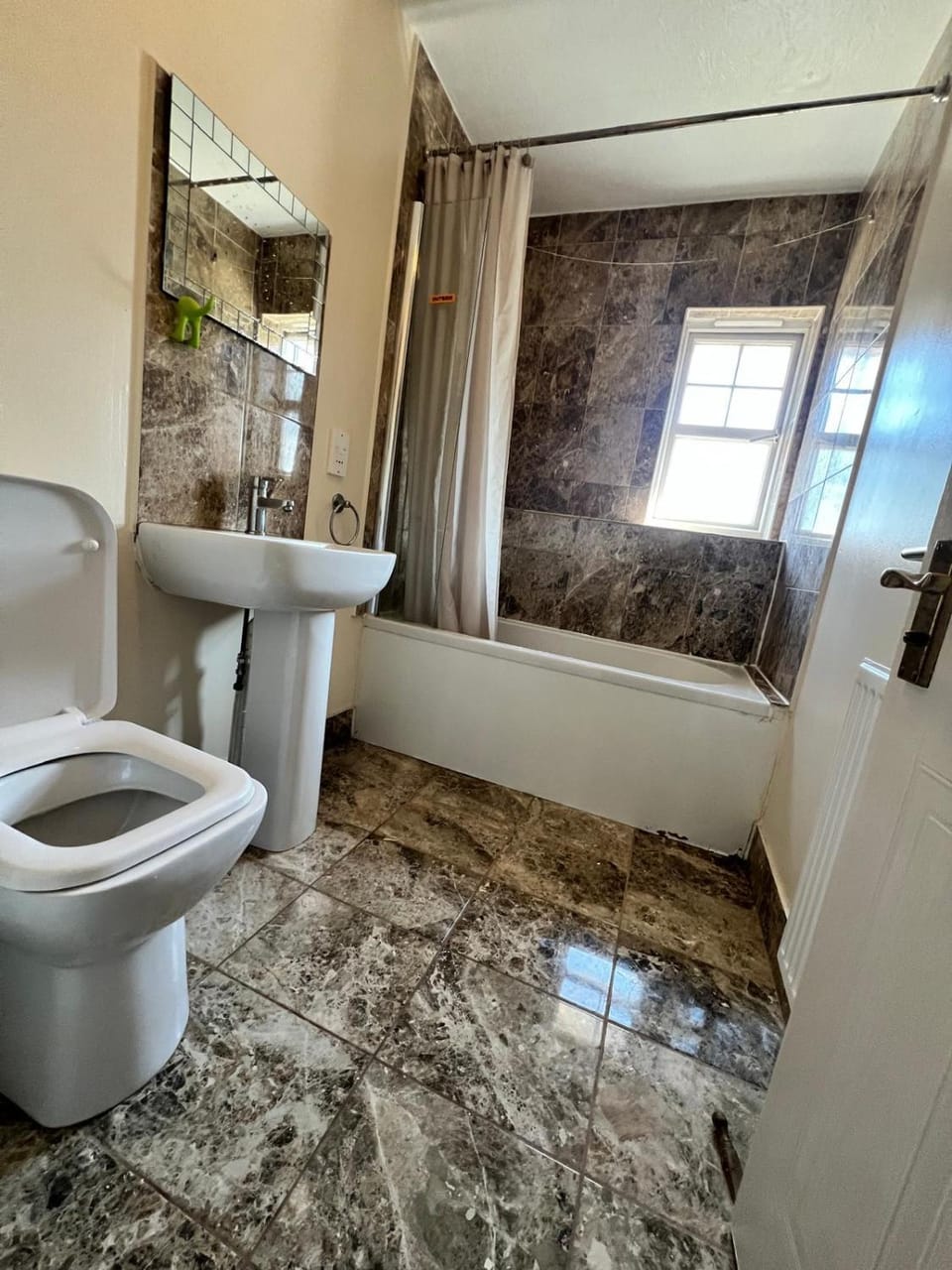 Premium Double Bed in Shared House Bed and Breakfast in Grays