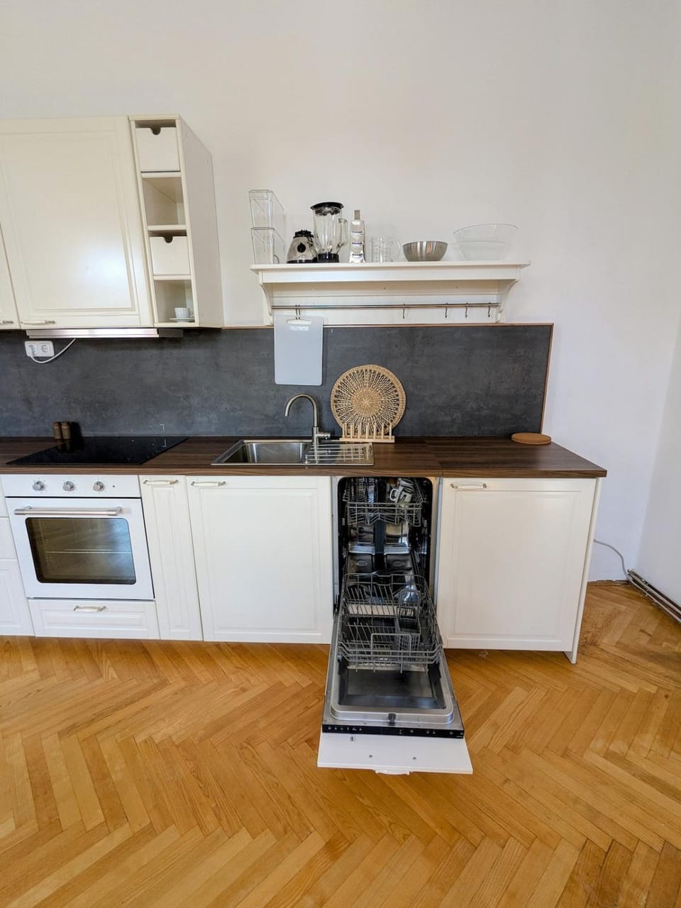 Kitchen or kitchenette, dishwasher