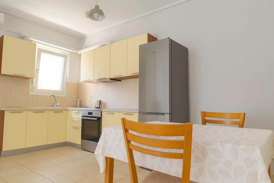Kitchen or kitchenette, Dining area, oven, stove