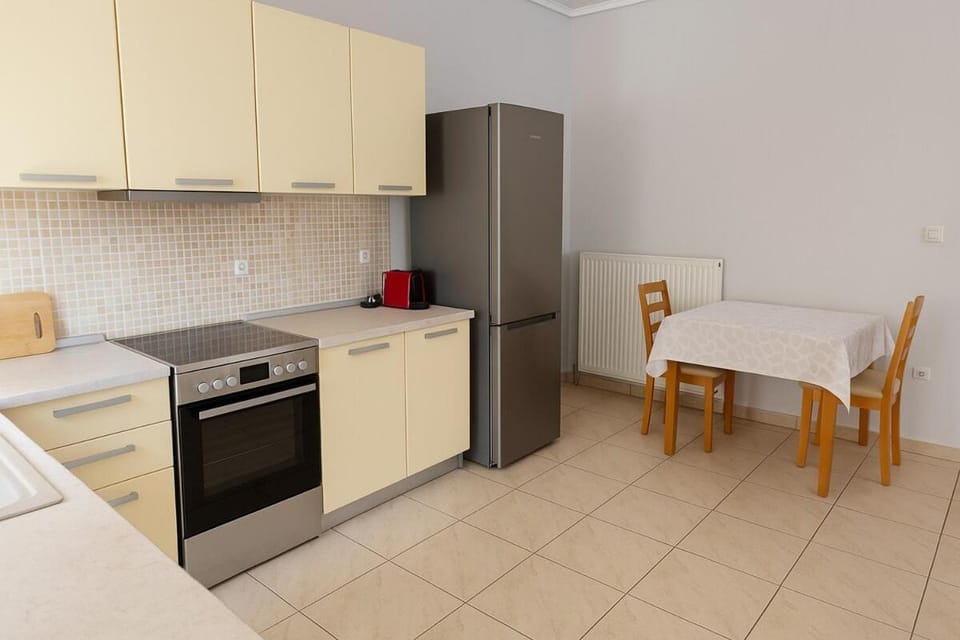 Kitchen or kitchenette, Dining area, oven, stove, toaster