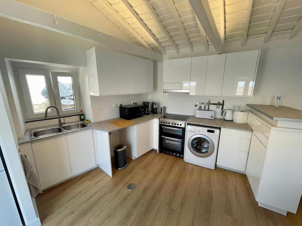 Coffee/tea facilities, Kitchen or kitchenette, oven, stove, toaster, washing machine