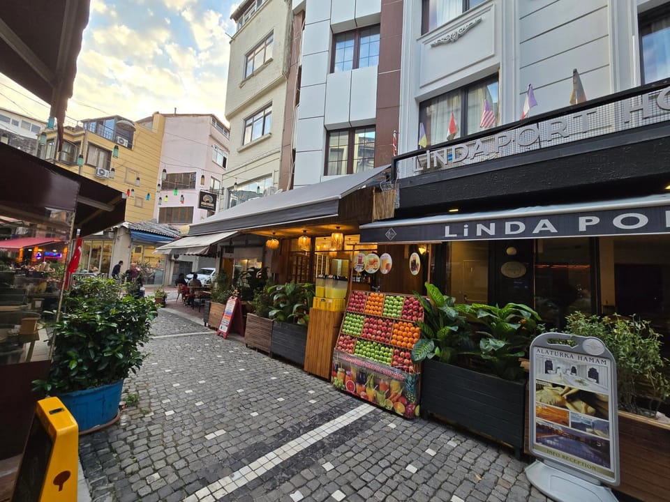 Property building, Day, Neighbourhood, On-site shops, Food and drinks, Food, City view, Street view, Supermarket/grocery shop, Shopping Area, Location