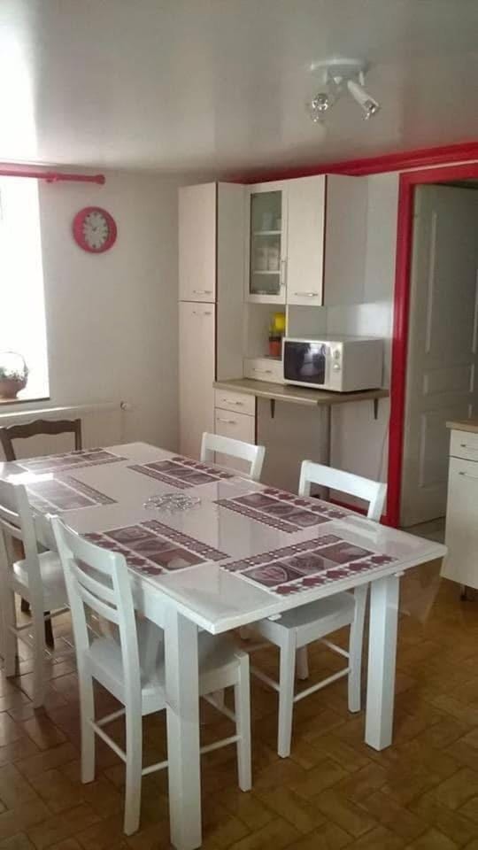 Kitchen or kitchenette, Dining area, stove