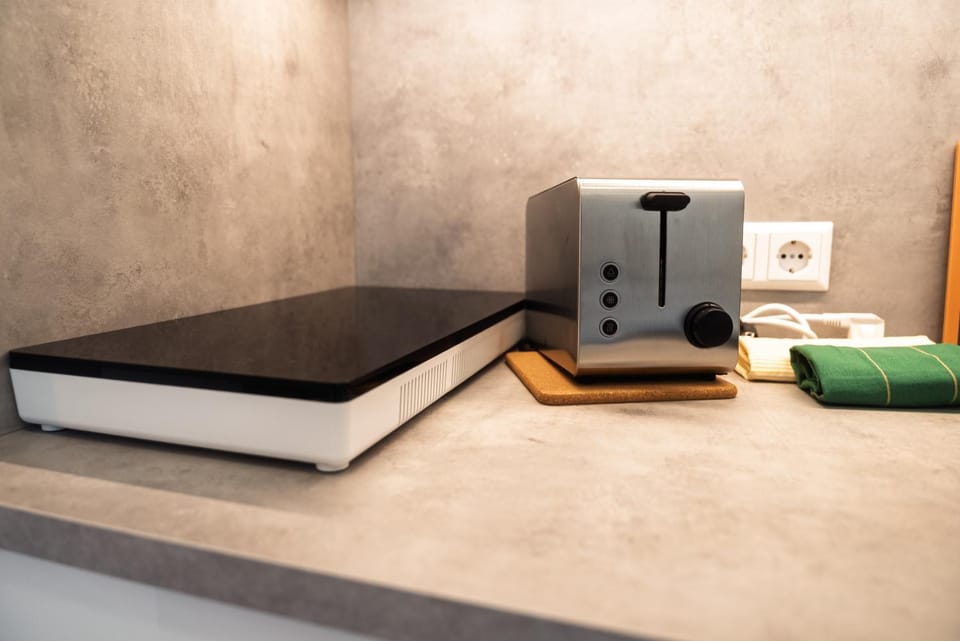 Restaurant/places to eat, toaster, toaster