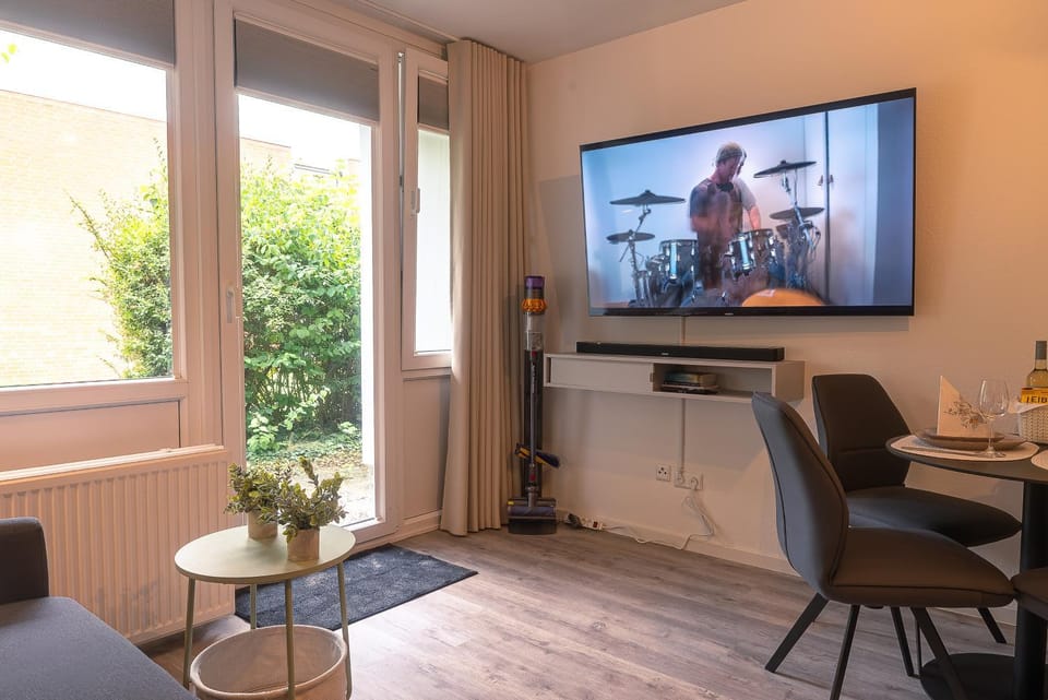 TV and multimedia, Living room, Seating area, Dining area