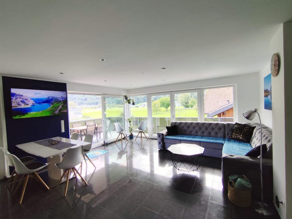 Bella Vista - 85 m2 Ferienwohnung mit überdachtem Parkplatz und Außenstellplatz - Bergblick Apartment in Vorarlberg, Austria