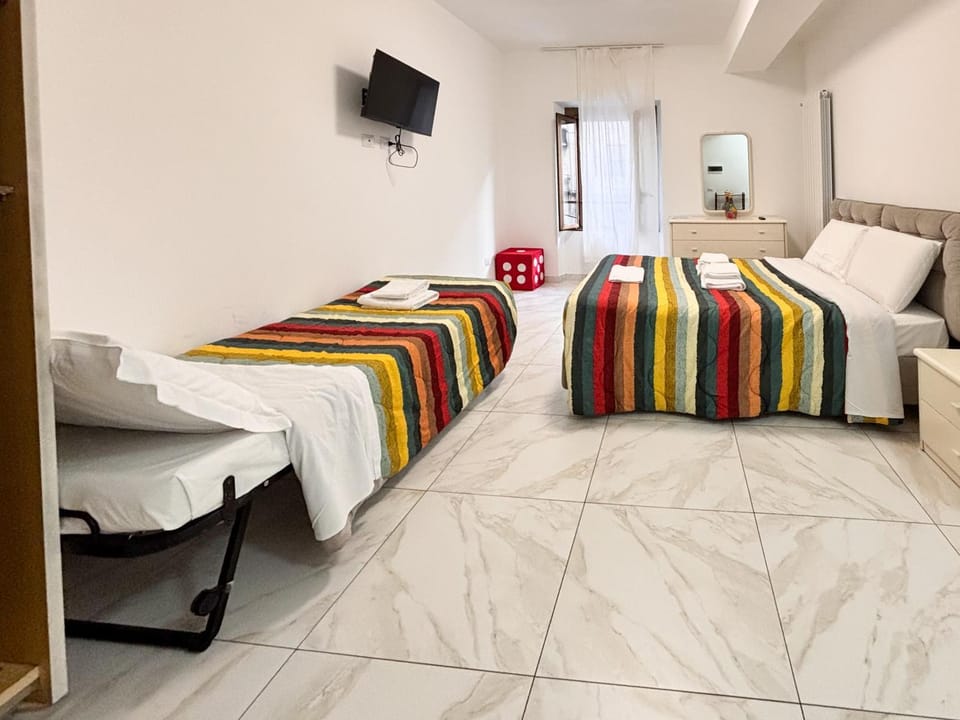 Bed, TV and multimedia, Photo of the whole room, Bedroom