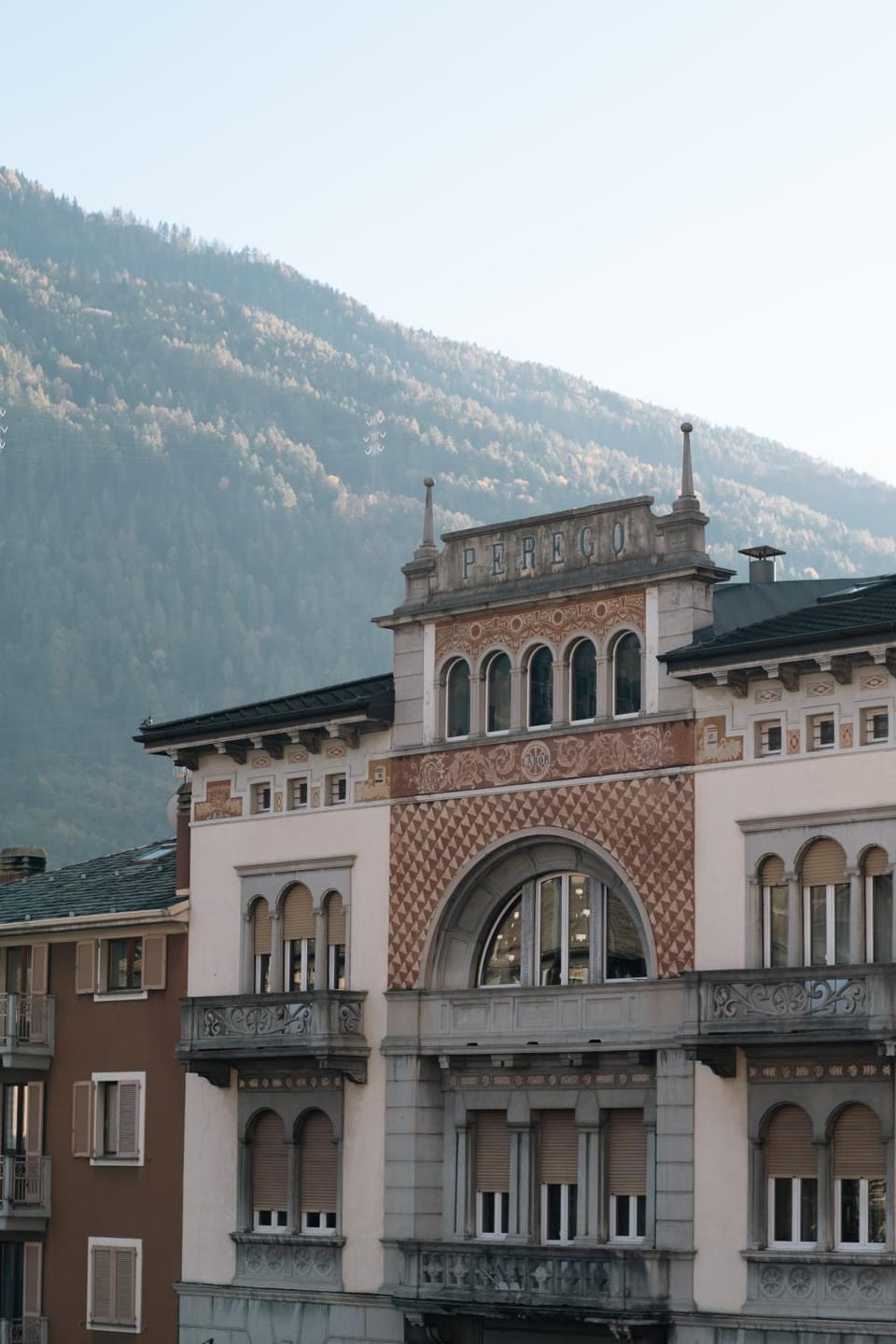 Nearby landmark, Day, Natural landscape, Landmark view, Mountain view