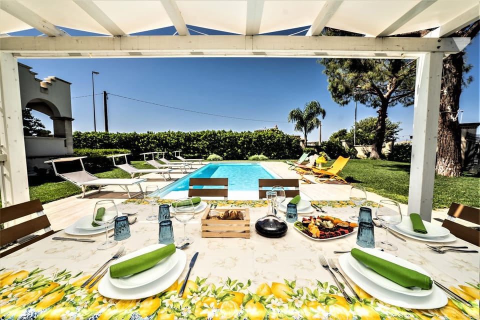 Patio, Day, Garden, Garden, Food and drinks, Dining area, Food, Garden view, Pool view, Swimming pool, Continental breakfast, Lunch, Drinks, sunbed