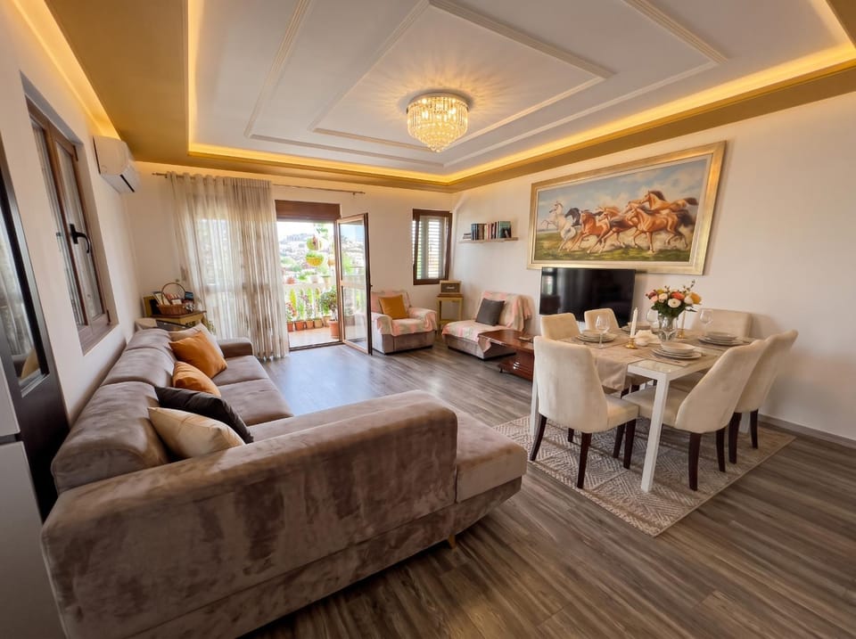 Communal lounge/ TV room, TV and multimedia, Living room, Seating area, Dining area