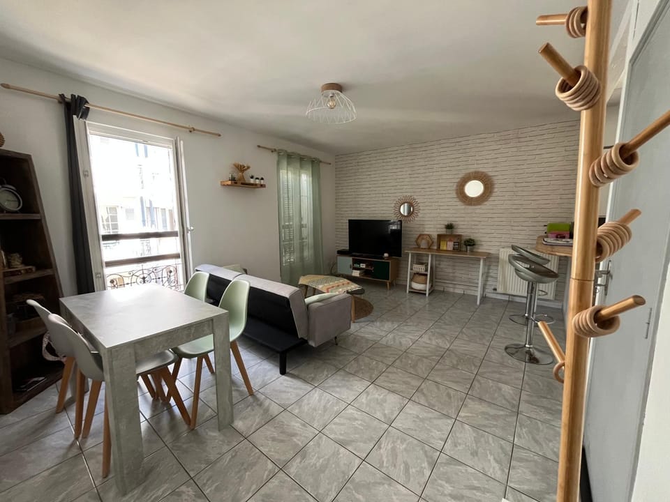 TV and multimedia, Living room, Dining area