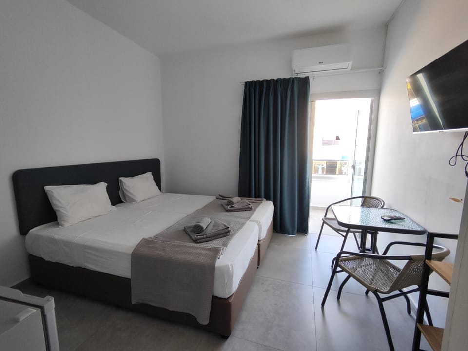 Bed, TV and multimedia, Living room, Photo of the whole room, Seating area, Bedroom, towels