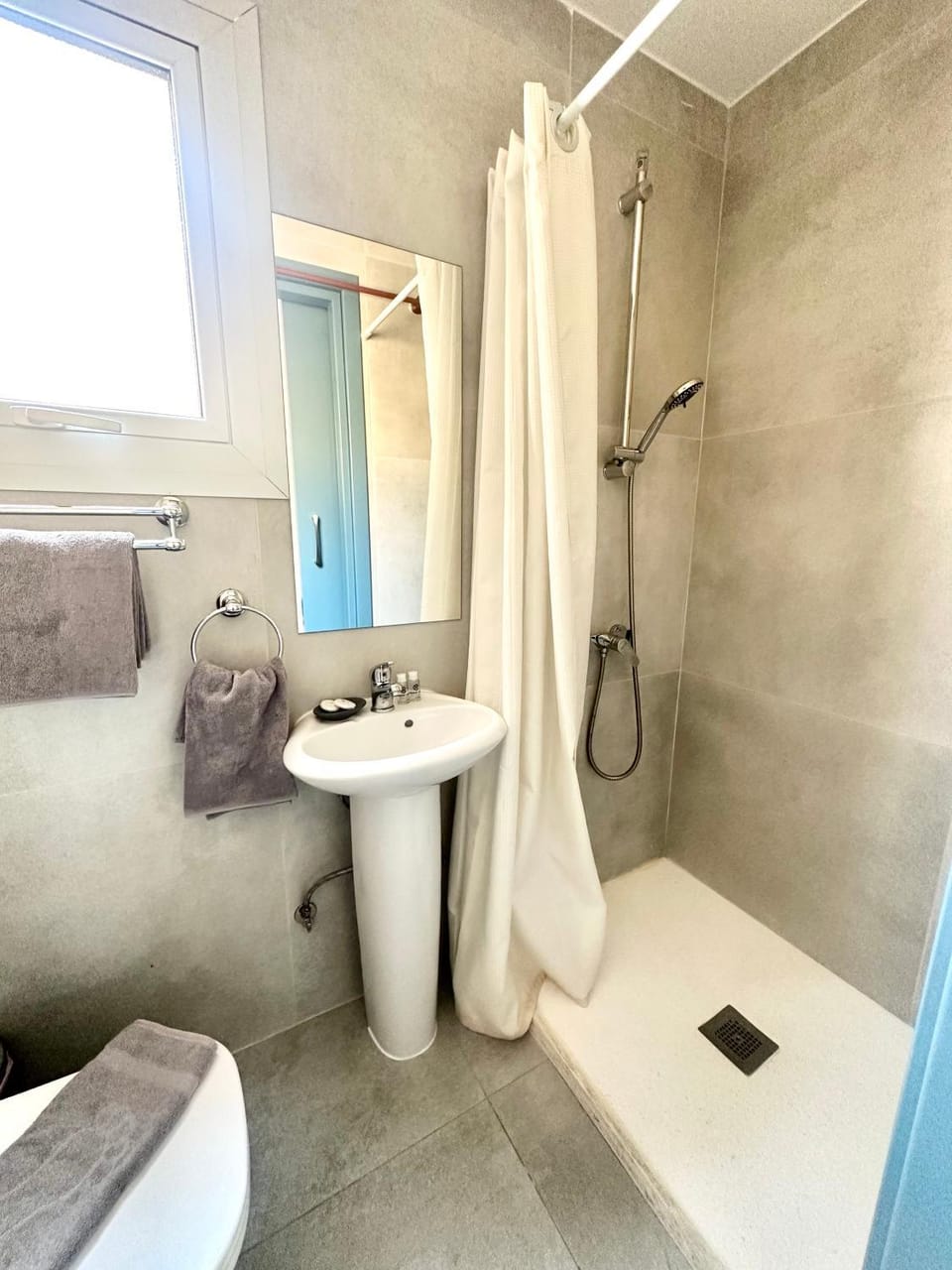 Shower, Toilet, Bathroom, Bath, towels