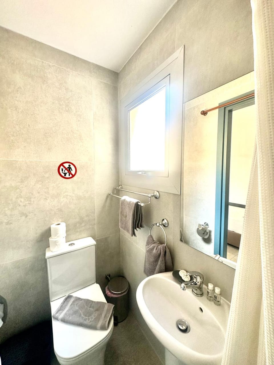 Shower, Toilet, Bathroom, towels