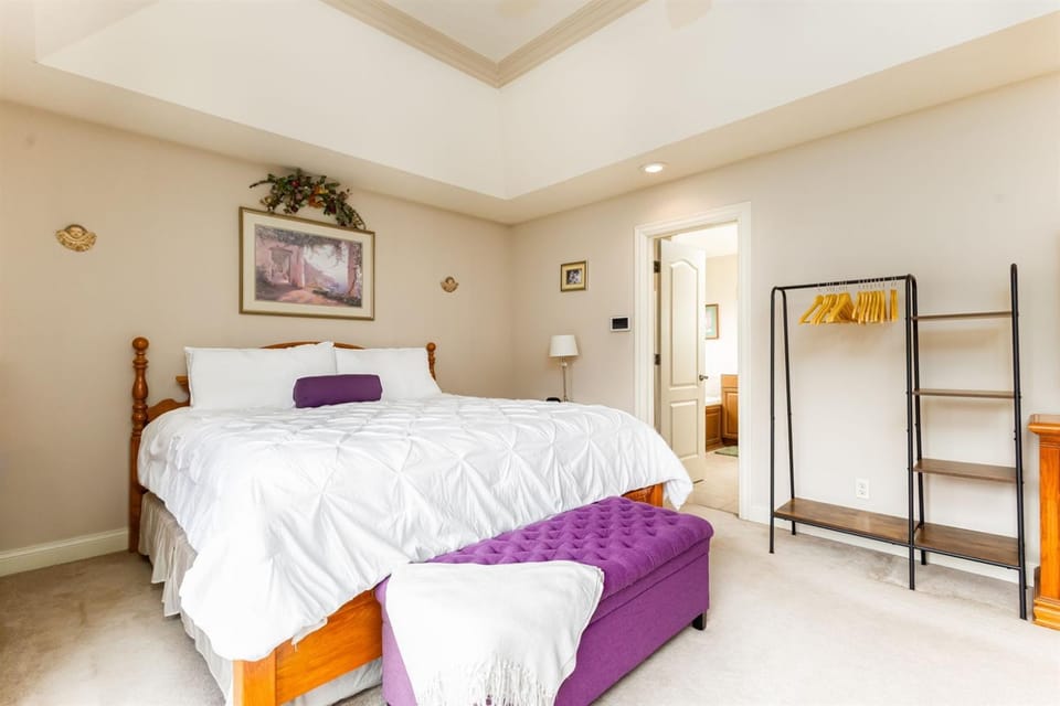 The Domer Den-3BR35BA Home 15mi to ND Campus Country House in South Bend