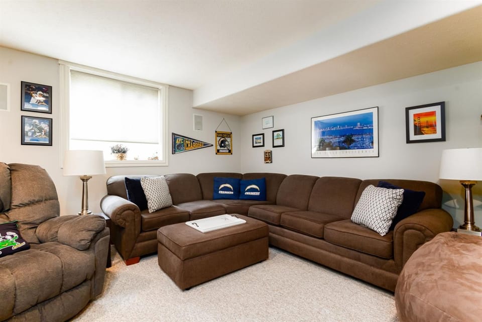 The Domer Den-3BR35BA Home 15mi to ND Campus Country House in South Bend