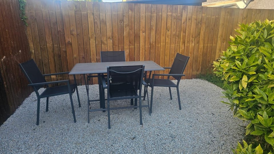 Patio, Day, Dining area