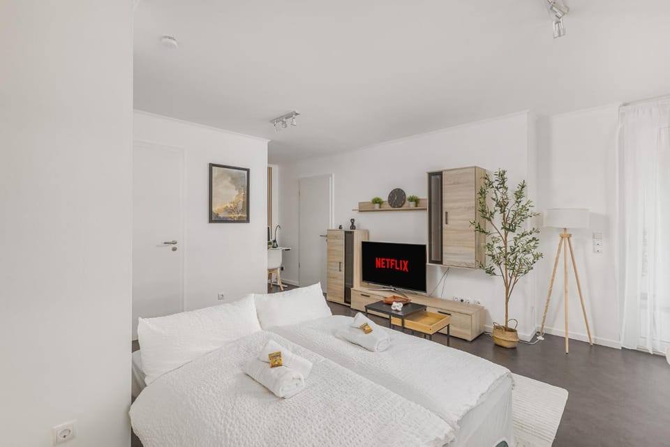 Bed, TV and multimedia, Living room, Photo of the whole room, towels