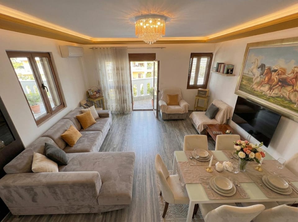 TV and multimedia, Living room, Decorative detail, Seating area, Dining area
