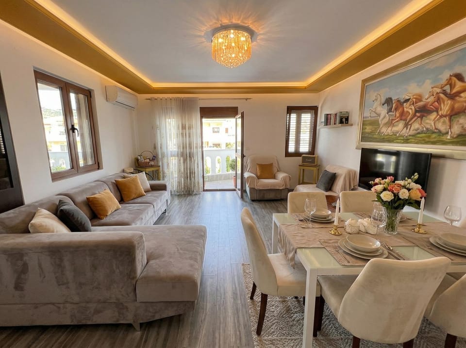 TV and multimedia, Living room, Seating area, Dining area