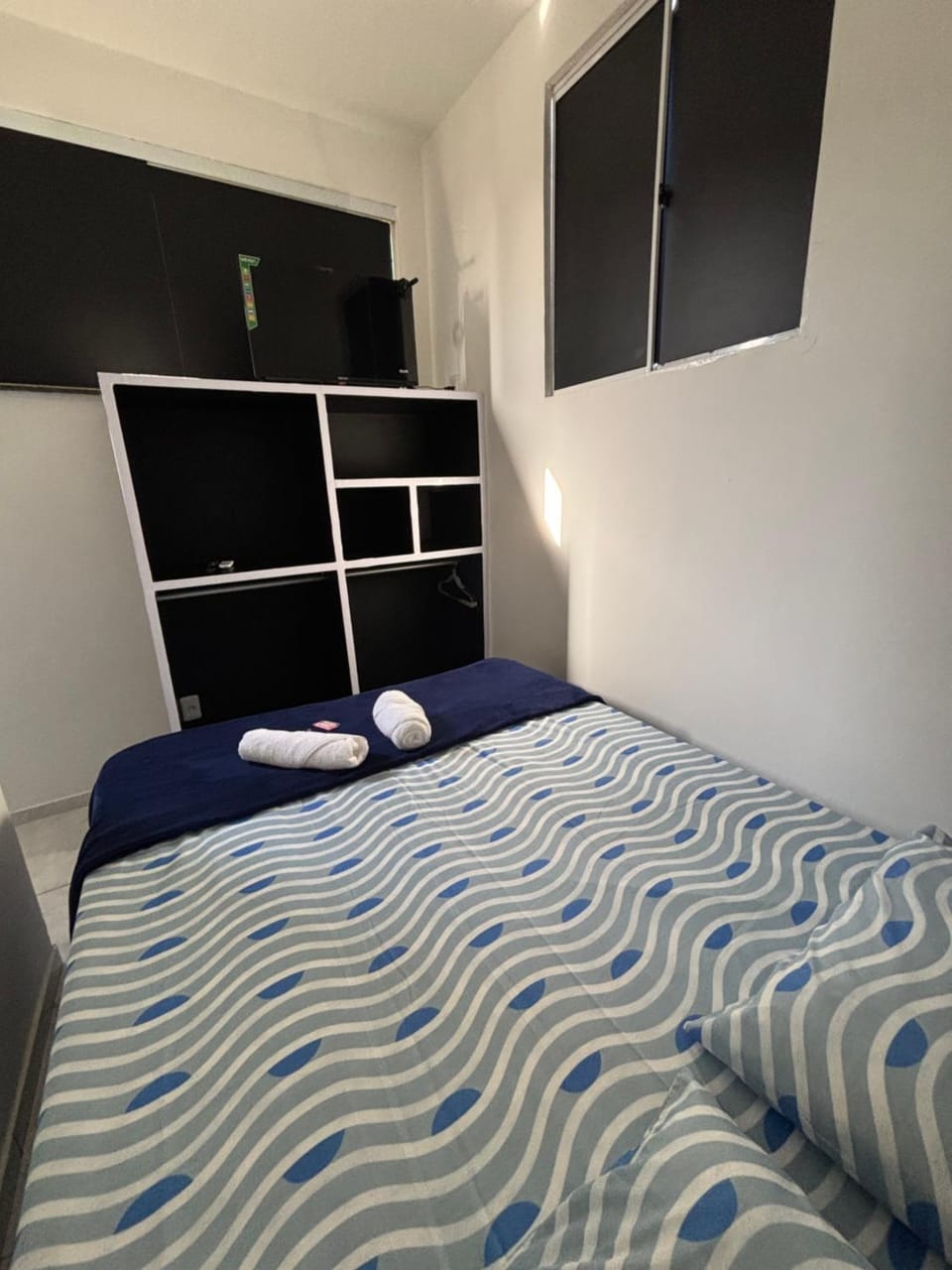 Bed, TV and multimedia, Photo of the whole room, Bedroom, towels