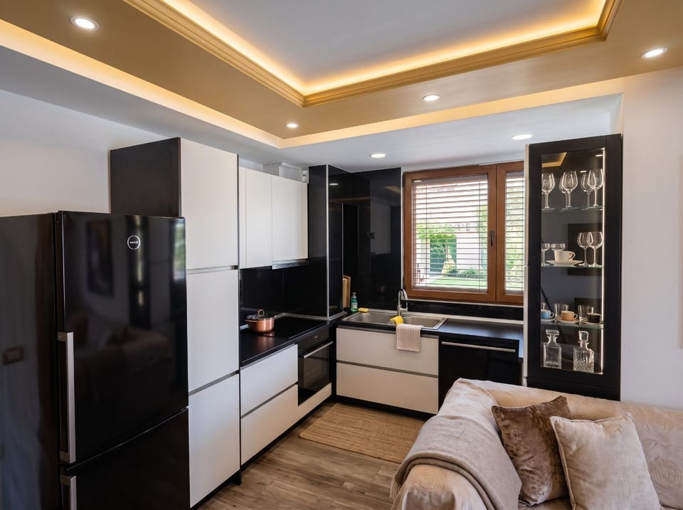 Kitchen or kitchenette, minibar, oven