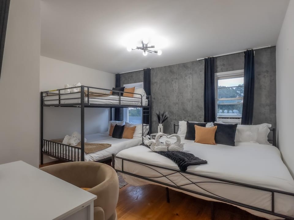 Photo of the whole room, Bedroom, towels