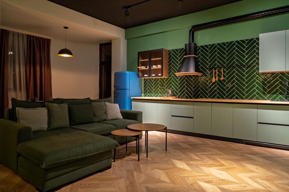 Coffee/tea facilities, Kitchen or kitchenette, Living room, Seating area
