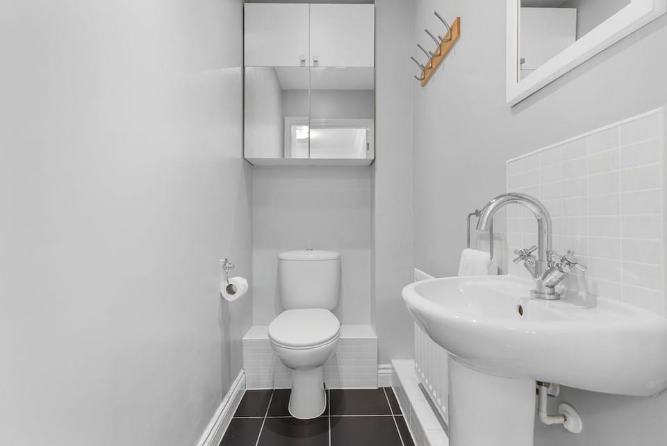 NEW! Stylish 2BR Retreat Presented by Clarendon Stays, Private Parking, North Leamington House in Royal Leamington Spa