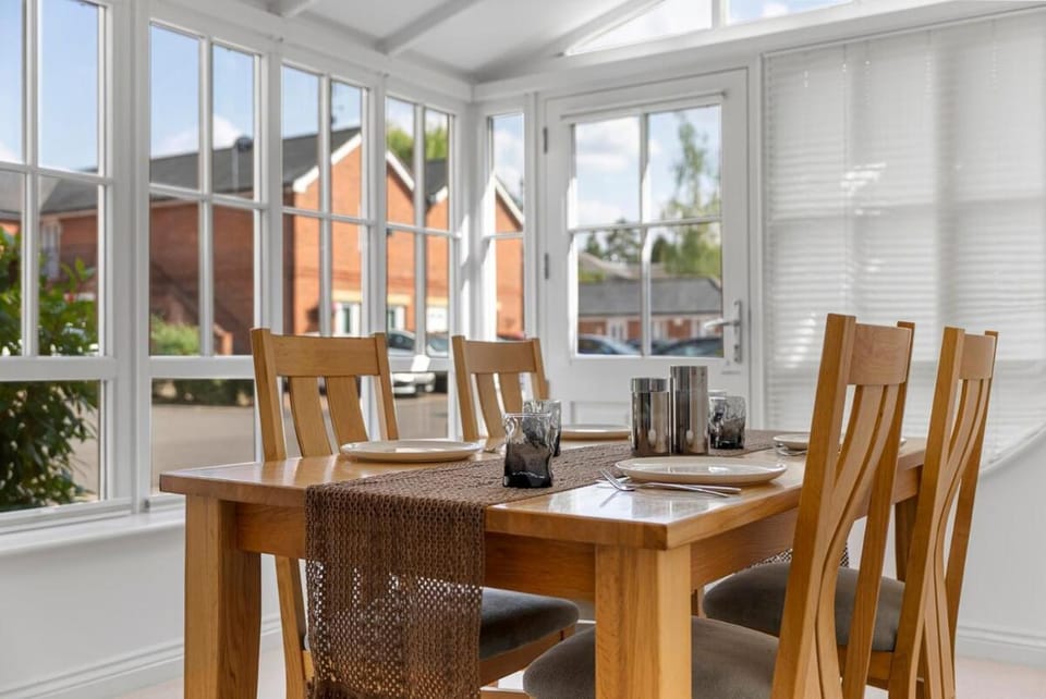 NEW! Stylish 2BR Retreat Presented by Clarendon Stays, Private Parking, North Leamington House in Royal Leamington Spa