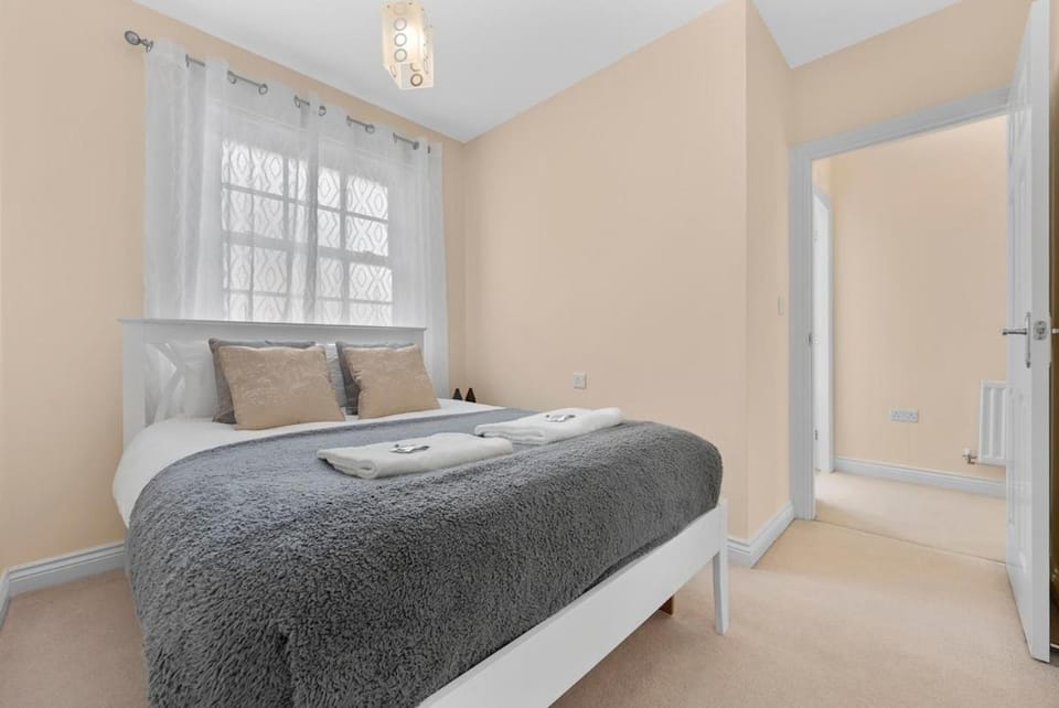 NEW! Stylish 2BR Retreat Presented by Clarendon Stays, Private Parking, North Leamington House in Royal Leamington Spa