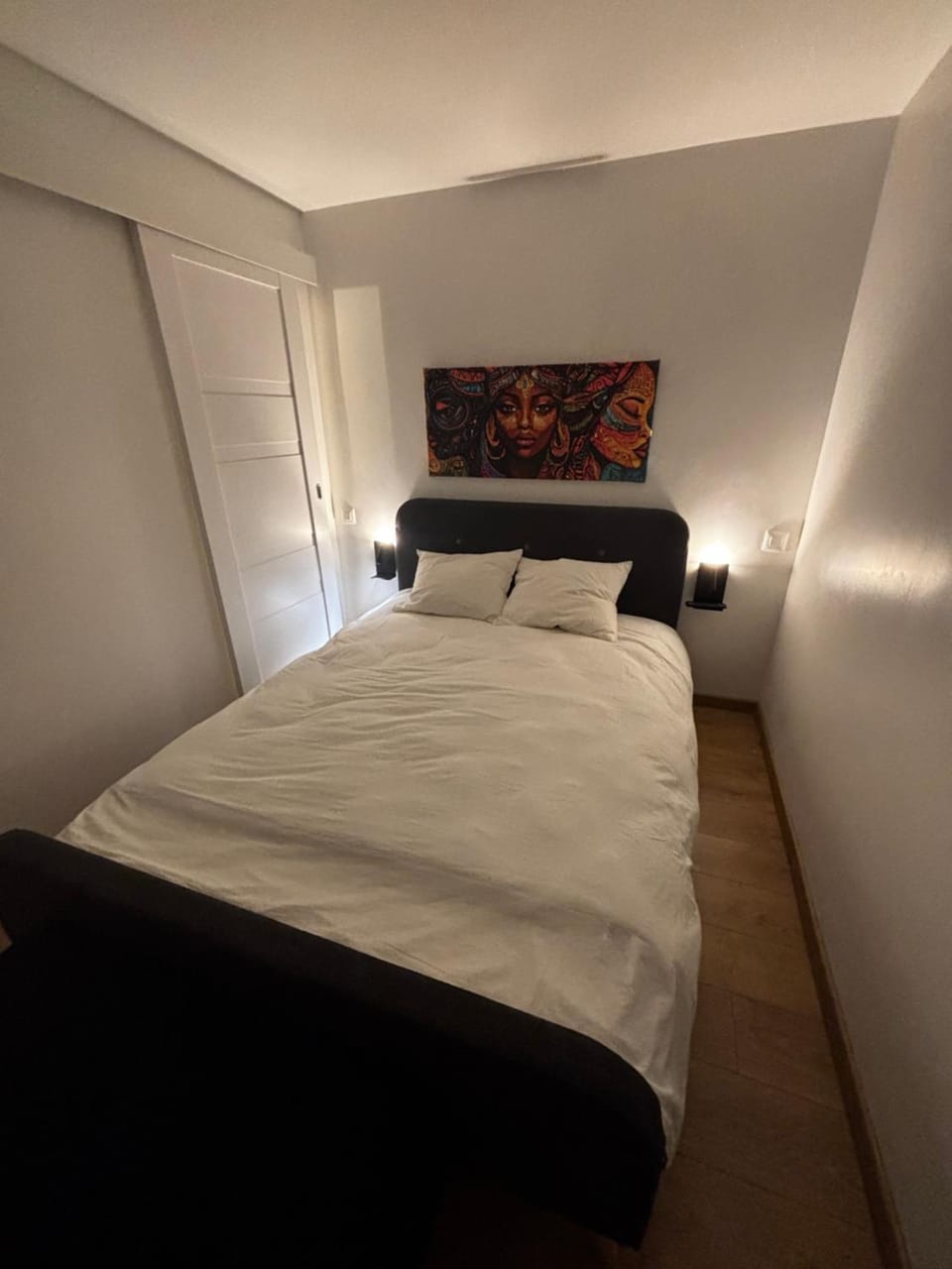 Bed, TV and multimedia, Photo of the whole room, Bedroom