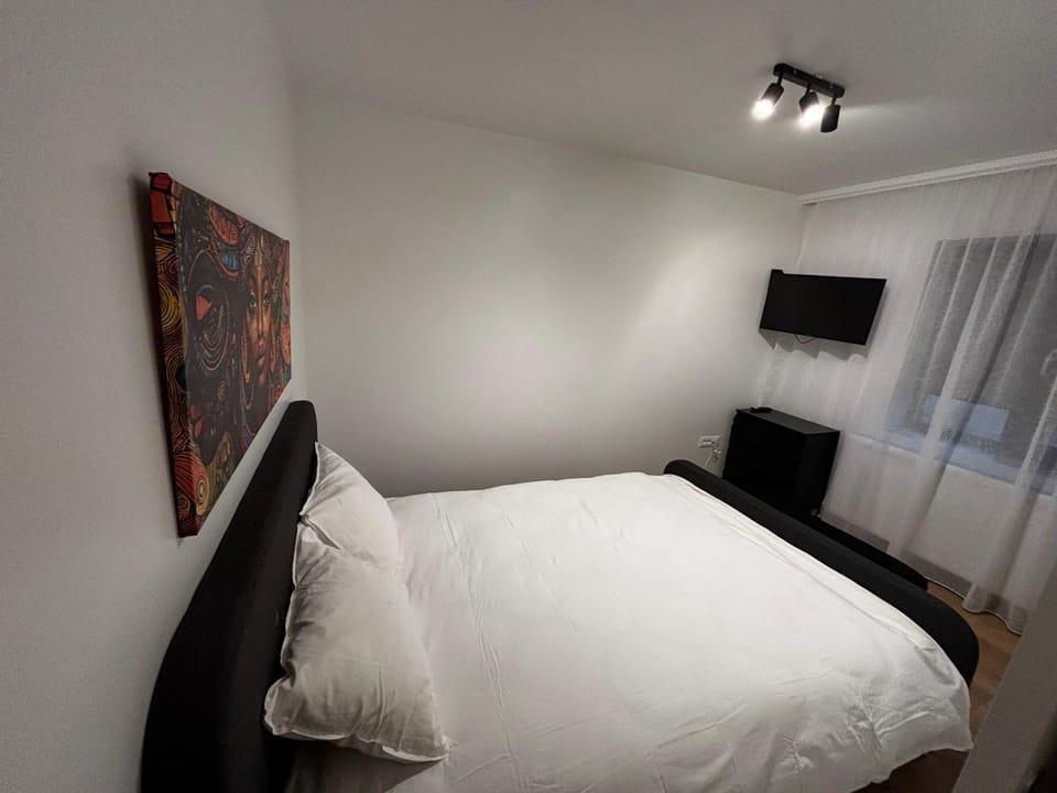 Bed, TV and multimedia, Photo of the whole room, Bedroom
