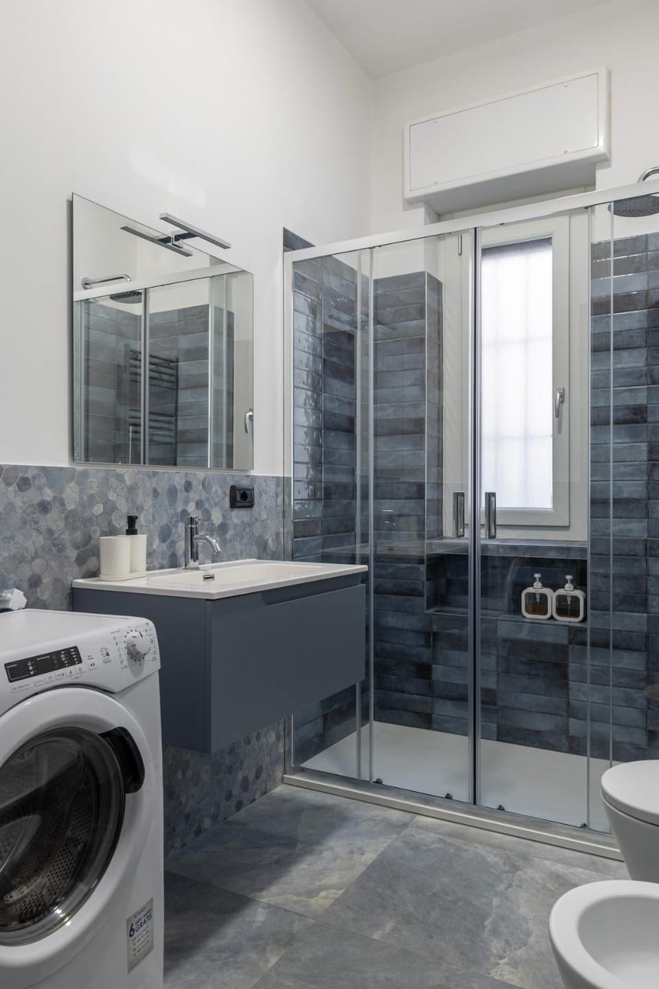 Shower, Toilet, Bathroom, towels, washing machine