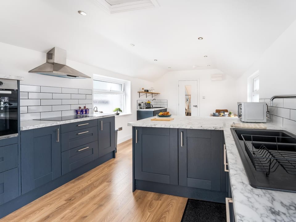 Kitchen or kitchenette, dishwasher, stove